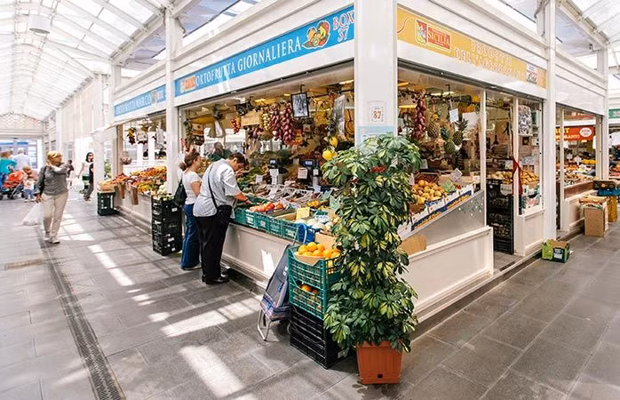 Chợ Nuovo Mercato di Testaccio (Rome, Italia) có tên cũ là Mercato di Testaccio. Tại đây, khách có thể tìm thấy mọi thứ cần thiết từ món thịt ngựa, cá tươi cho đến món sandwich lòng bò. Ảnh: Printest.