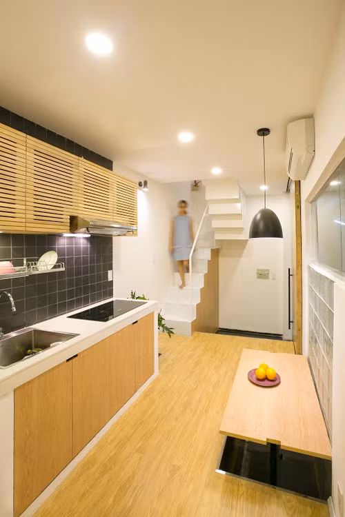 Tầng 1 là không gian phòng khách, bếp, ăn.