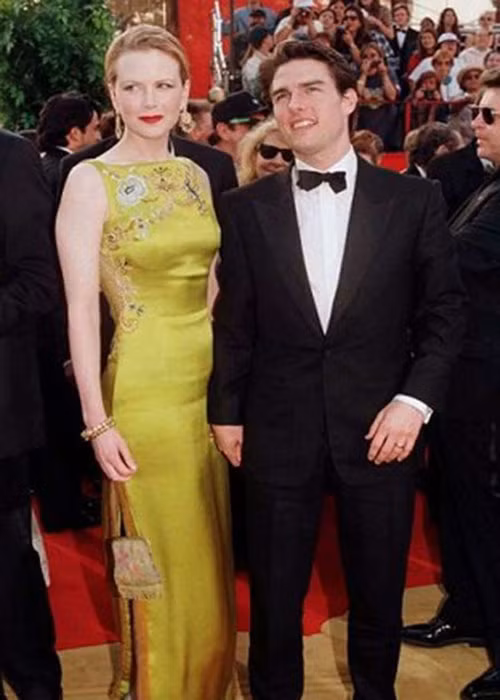 Đầm couture mà "thiên nga Australia" Nicole Kidman diện tại lễ trao giải Oscar năm 1997 có màu vàng chanh, thêu tay họa tiết Trung Quốc, là tác phẩm nghệ thuật của John Galliano, giá 2 triệu USD (khoảng 46 tỷ đồng). Bộ cánh này cũng giúp nhà thiết kế, khi ấy là giám đốc sáng tạo của Dior, được mệnh danh là "ông vua thảm đỏ".