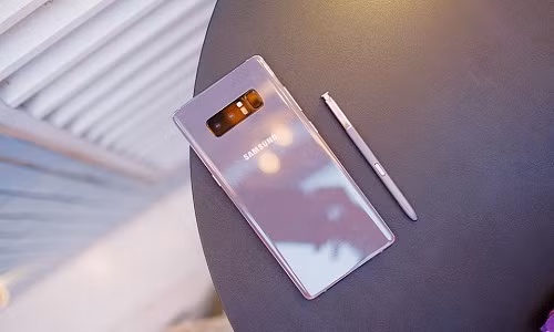 Sau khi Galaxy Note 8 đen và vàng lên kệ vào ngày 29/9/2017, đầu năm nay Samsung tiếp tục chiều lòng người dùng khi mở bán thêm phiên bản màu tím khói. Khác với những tông màu quen thuộc trên thị trường, Galaxy Note 8 không đơn thuần dừng lại ở một thiết bị công nghệ mà còn mang đậm hơi thở thời trang hiện đại. Ảnh: Duy Tín.