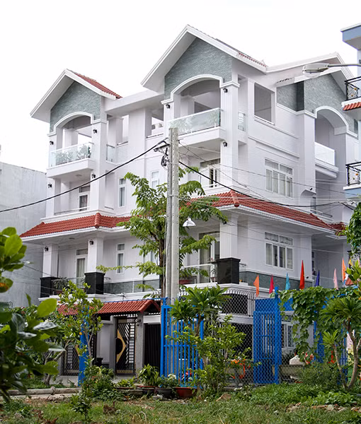 Tọa lạc tại quận Tân Phú (TP HCM), ngôi biệt thự song lập thu hút người qua đường bởi hình dáng khỏe khoắn, hiện đại nhưng không kém phần sang trọng.