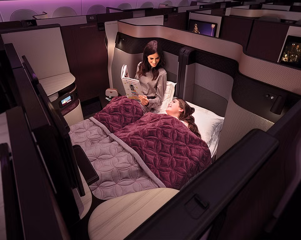 A350-1000 là chiếc máy bay Airbus đầu tiên được trang bị các ghế Qsuite hoàn toàn mới với tiện nghi giường đôi đầu tiên ở hạng Thương gia.