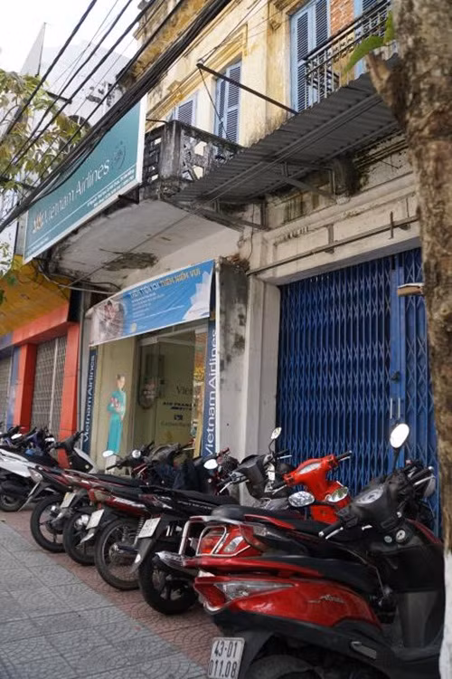 Hai ngôi nhà số 45 và 47 đường Nguyễn Thái Học được Vũ Nhôm tặng cho ông Nguyễn Xuân Anh (nguyên Bí thư Thành ủy Đà Nẵng). Hiện việc kinh doanh vé máy bay tại đây vẫn diễn ra bình thường. Ảnh: Baodatviet.