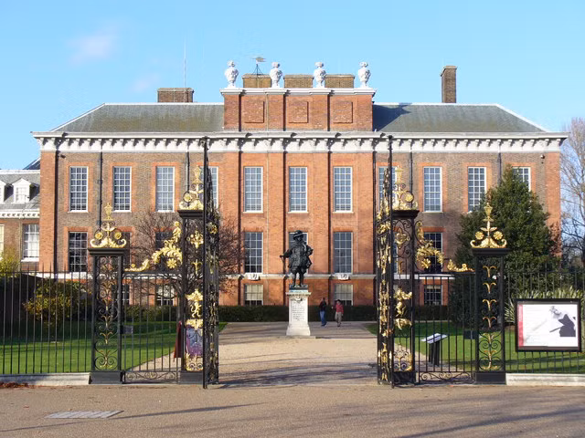 Nằm trong khu phố thời trang nhất London, lâu đài Kensington từng là ngôi nhà của các thế hệ gia đình hoàng gia Anh. Ảnh: Wiki.