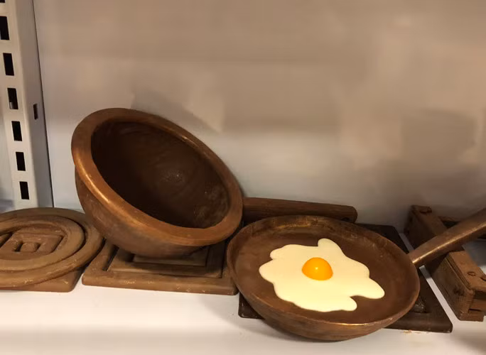 Bên trong nhà trưng bày nhiều vật dụng làm hoàn toàn từ socola như bếp, chảo, chén, bàn, máy đánh chữ...