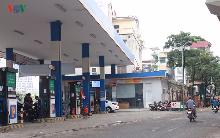 Cửa hàng xăng dầu khác nằm ngay sát khu dân cư, cách đó không xa là khu chợ Ngã Tư Sở.