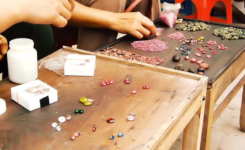 Người bán hàng đều là phụ nữ. Hầu hết họ đã gắn bó với chợ này từ khi nó hình thành. Ảnh: Dulichviet.