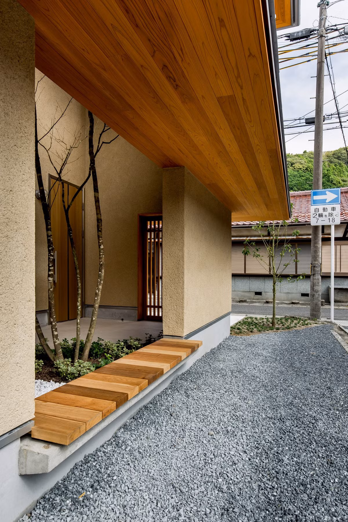 Bức tường thô ráp gợi cảm giác gần gũi thiên nhiên.