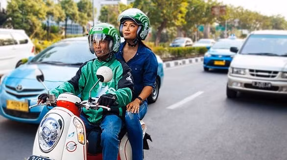 Go-Jek (lấy tên từ xe ôm ojek của Indonesia) một ứng dụng gọi xe ôm tại Indonesia. Go-Jek thành lập năm 2010 bởi CEO có tên Nadiem Makarim. Ảnh: ri-Techno.