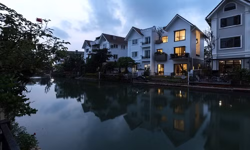 Tọa lạc tại Long Biên (Hà Nội), ngôi nhà phố khang trang này là công trình thiết kế của nhóm kiến trúc sư AHL Architects.