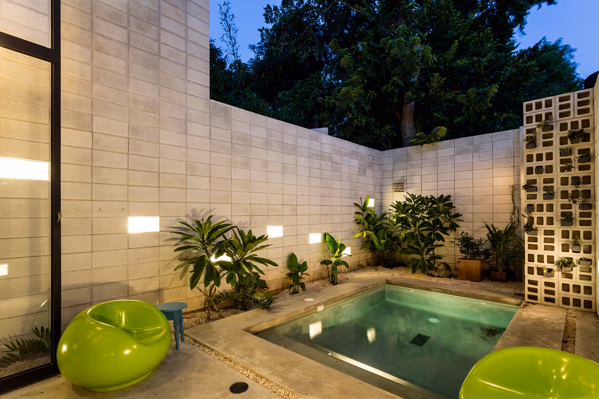 Bể bơi đồng thời là hồ nước điều hòa không khí cho nhà phố. Nguồn ảnh: Archdaily.