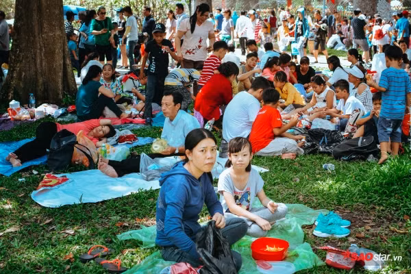 Năm nay, nhằm phục vụ nhu cầu tham quan Tết, Thảo Cầm Viên còn tổ chức nhiều hoạt động vui chơi thú vị như: trưng bày vườn bướm, làng nghề thủ công, chụp ảnh với động vật, các chương trình biểu diễn ca nhạc, múa lân, xiếc…