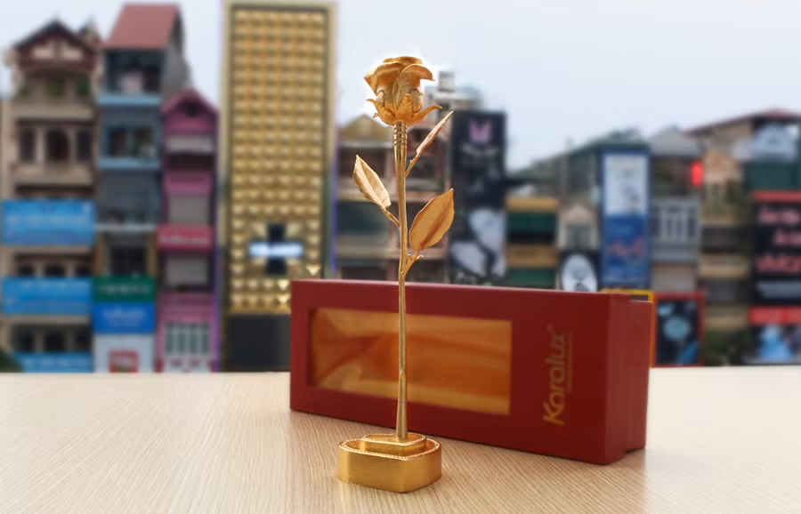 Trọng lượng vàng của bông hồng vàng này là 5 cây vàng, phần đế để tạo thành trái tim lồng ghép vào nhau cũng được sử dụng đến 5 cây vàng 24K. Ảnh: Karalux.