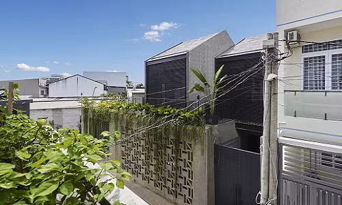 Nằm trên khu đất 200 m2 ở quận 9 (TP HCM), ngôi nhà phố mang nét đẹp thân thuộc của làng quê là công trình thiết kế của đội ngũ KTS N+ Architects.