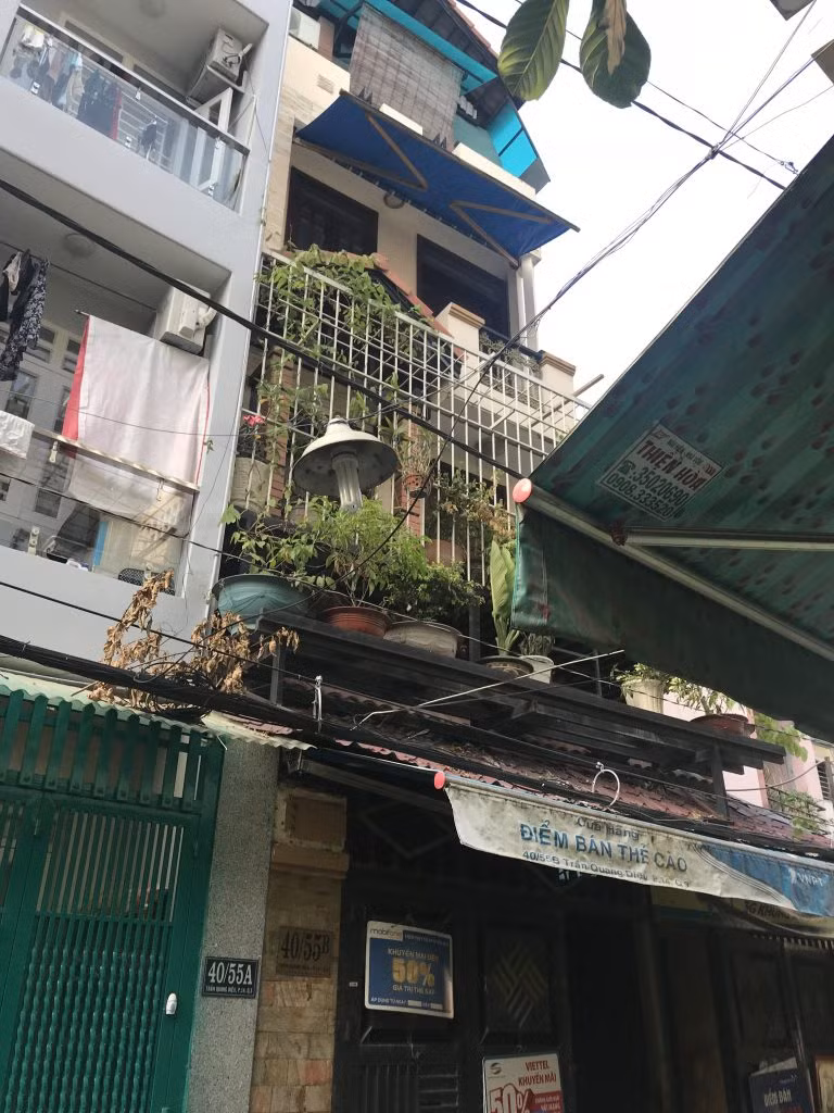 Ngôi nhà ống (quận 3, TP HCM) cũ, bí bách và xuống cấp nhiều sau một thời gian sử dụng.