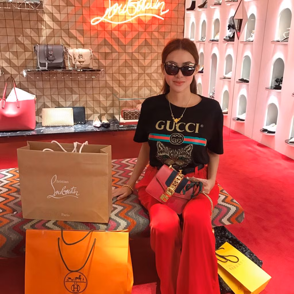 Bộ sưu tập túi và giày hiệu đồ sộ, được trưng bày trong những chiếc tủ kính sang trọng chẳng kém gì ngoài các trung tâm thương mại lớn.