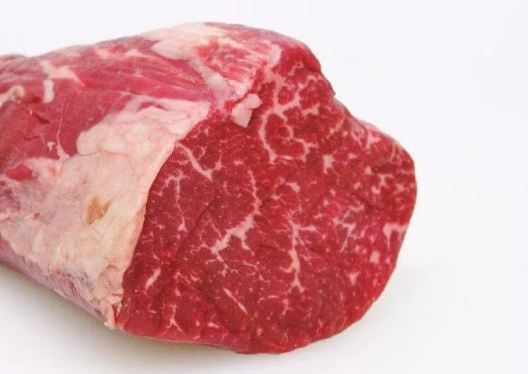 Sau khi nhập về Việt Nam, thịt bò Kobe có giá dao động từ hơn 2 triệu - 5 triệu đồng/kg.