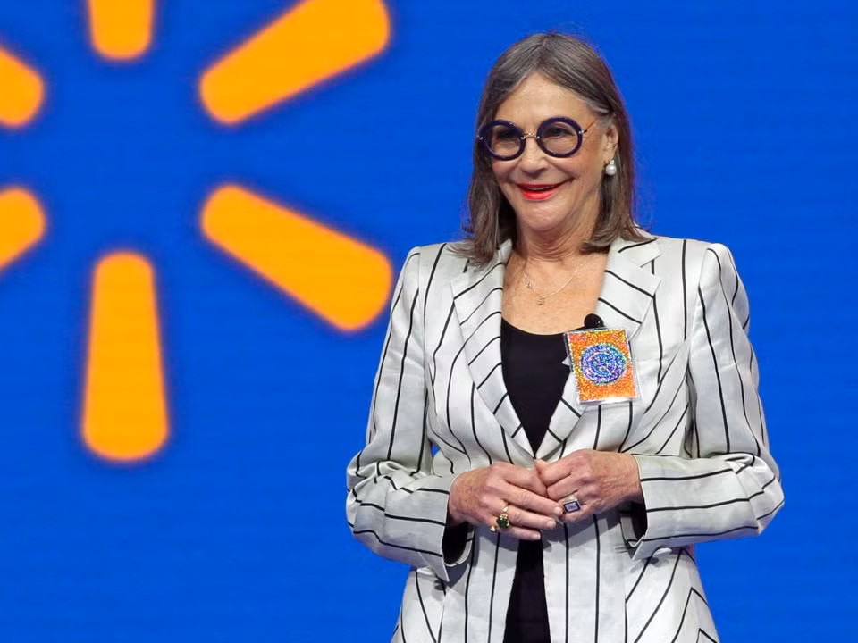 Phần lớn tài sản của bà Alice Walton đến từ giá trị cổ phiếu Walmart - được thừa kế từ cha là doanh nhân Sam Walton. Với tài sản này, Alice Walton đã nhảy lên vị trí thứ 16 trong danh sách người giàu thế giới. Ảnh: Business Insider.