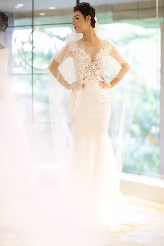 Váy cưới của ca sĩ Trà My Idol được thiết kế riêng, đính kết tỉ mỉ với 3.000 hạt pha lê tinh tế. Ảnh: VTC.