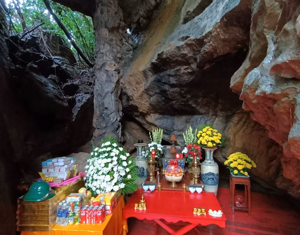 Nơi đây, vào năm 1972, khi phát hiện đường 20 Quyết Thắng là một trong những tuyến giao thông huyết mạch thuộc hệ thống đường mòn Hồ Chí Minh chi viện cho chiến trường miền Nam, đế quốc Mỹ điên cuồng bắn phá nhằm hủy diệt con đường. Chiều 14/11/1972, máy bay B.52 ném bom rải thảm dọc tuyến đường 20 Quyết Thắng. Tiểu đội TNXP 163 của Ban 67 đang bám trụ đường chạy vào một hang đá bên đường (nay gọi là hang Tám Cô) trú ẩn. Sau loạt bom, 5 chiến sĩ pháo binh hy sinh trước cửa hang. Cùng lúc đó một tảng đá nặng hàng trăm tấn trên cao đổ ập xuống bịt kín miệng hang.