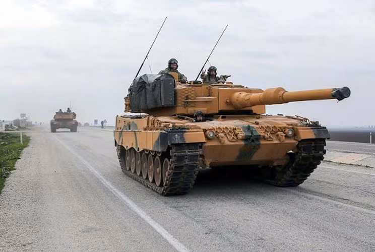 Đại tướng Hulusi Akar còn tiếp tục phát biểu thêm, bên cạnh các hoạt động ở Idlib, chúng tôi đang tham dự vào một cuộc đấu tranh lớn chống lại tổ chức khủng bố PKK ở miền Bắc Iraq.