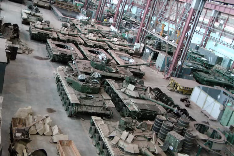 Bao phủ bên ngoài xe tăng T-90M là các lớp giáp phản ứng nổ thế hệ thứ tư tiên tiến mang tên Relikt, khối nổ 4S24 của nó có thể bố trí trong các hộp kim loại hoặc túi treo mềm.