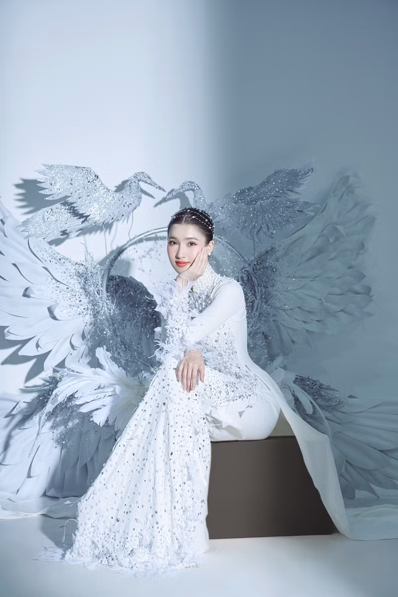 Bộ trang phục mang tên “Cò ơi”, được thực hiện bởi nhà thiết kế trẻ Châu Gia Minh với sự hỗ trợ của nhà thiết kế Văn Thành Công.