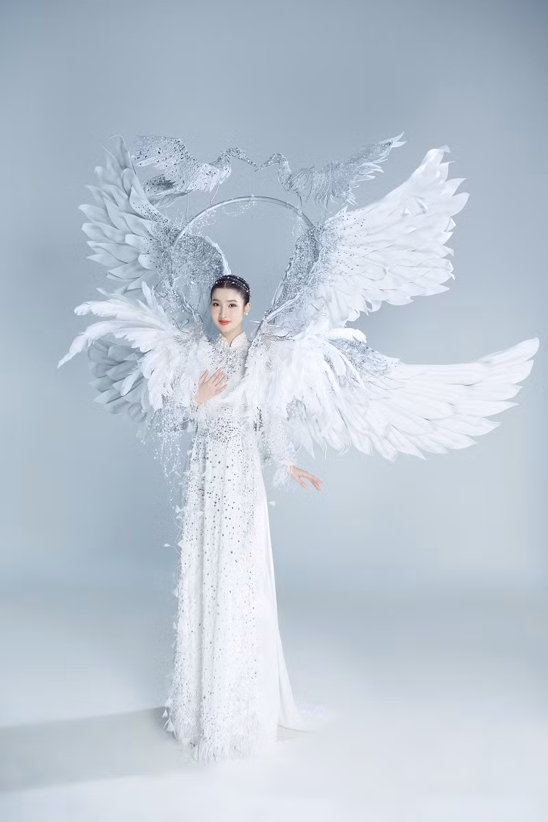 Mặc dù NTK ngỏ lời sẽ giảm bớt các chi tiết để giảm sức nặng cho bộ trang phục nhưng nàng hậu vẫn quyết tâm giữ nguyên thiết kế. Phương Nhi bảy tỏ, nếu bớt đi chi tiết nào hoặc làm nhẹ đi thì sẽ không còn đầy đủ ý nghĩa của bộ trang phục nữa, nên dù thế nào thì nàng hậu cũng sẽ cố gắng.