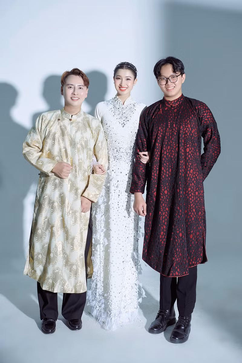 Phương Nhi chia sẻ thêm lý do mà mình và ê-kíp đã quyết định chọn bộ trang phục này: “Cuộc sống của mình gắn với mẹ nên mình rất thích ý nghĩa của Cò ơi. Thêm vào đó, bộ trang phục có màu trắng nên vô cùng hợp với Phương Nhi. Mình tin rằng khi nhìn thấy hình ảnh mình mặc bộ trang phục thì mọi người sẽ hiểu lý do mình yêu thích Cò ơi”.