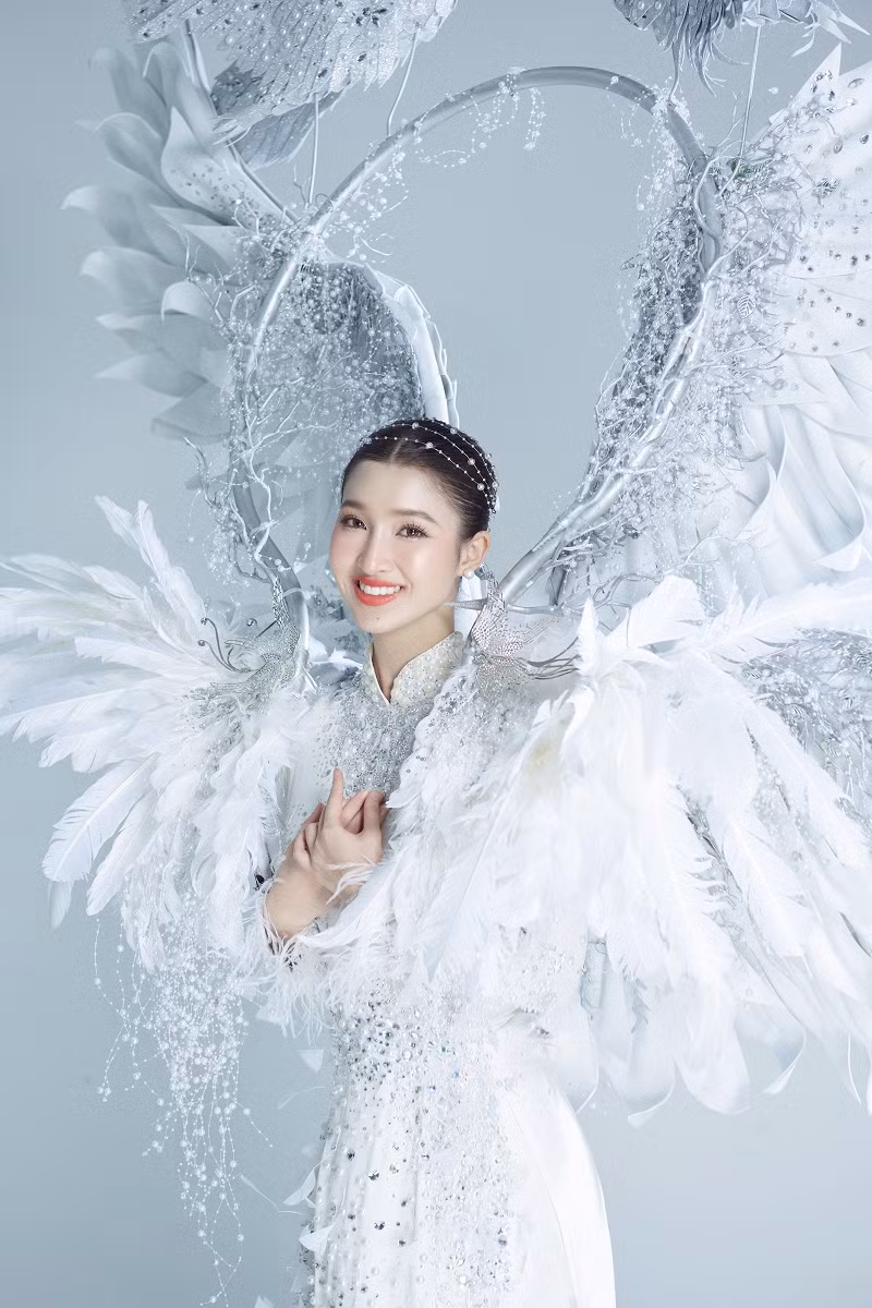 "Cò ơi" mang toàn bộ sắc trắng, bạc làm tôn lên vẻ đẻ trong sáng, nhẹ nhàng vốn có của Phương Nhi. Cùng với đó, tà áo dài trắng tôn lên đường nét trưởng thành, dịu dàng của người phụ nữ Việt.
