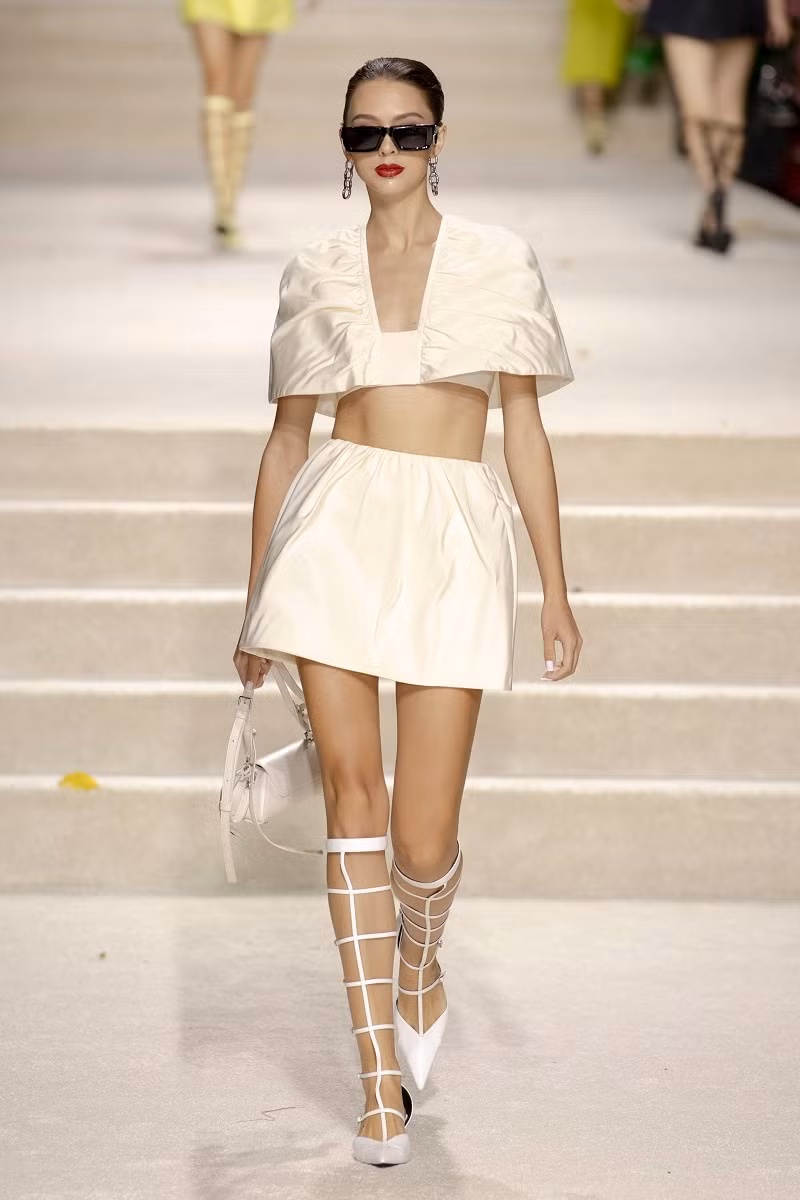 Trong đó, phom dáng “chiếm sóng” nhiều nhất chính là các mẫu áo croptop cùng mini dress, tưởng chừng như thoải mái nhưng lại táo bạo bất ngờ với đường cắt xẻ khu chân ngực.