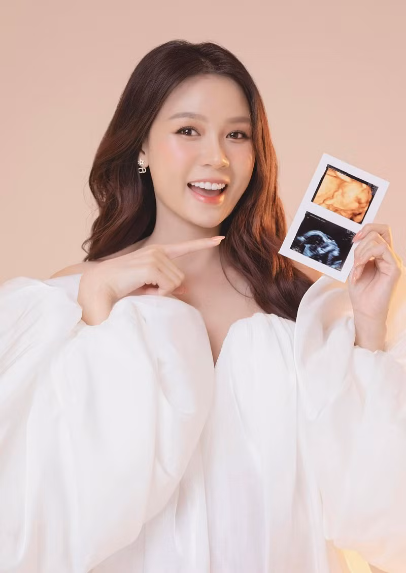 Tối 27/10, diễn viên Sam chính thức công khai thông tin đang mang thai con đầu lòng. Nữ diễn viên đăng ảnh siêu âm thai, kèm chia sẻ: "Sinh nhật năm nay có món quà quý giá nhất trên đời".