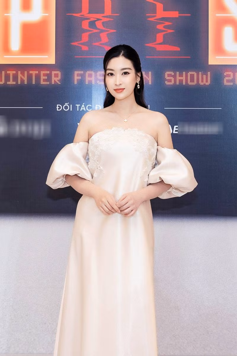 Đỗ Mỹ Linh chia sẻ: "Trở lại công việc yêu thích sau một thời gian nghỉ ngơi, sinh con và chăm sóc gia đình, mình rất vui khi nhận được tình cảm yêu mến từ đông đảo các chị, các bạn gái và người hâm mộ".