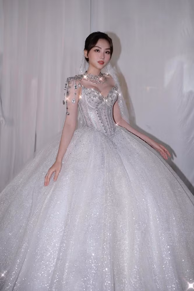 Cùng với Tiểu Vy, show diễn còn có sự góp mặt của Hoa hậu Mai Phương ở vị trí first face. Nàng hậu tỏa sáng như minh tinh với thiết kế bồng bềnh.