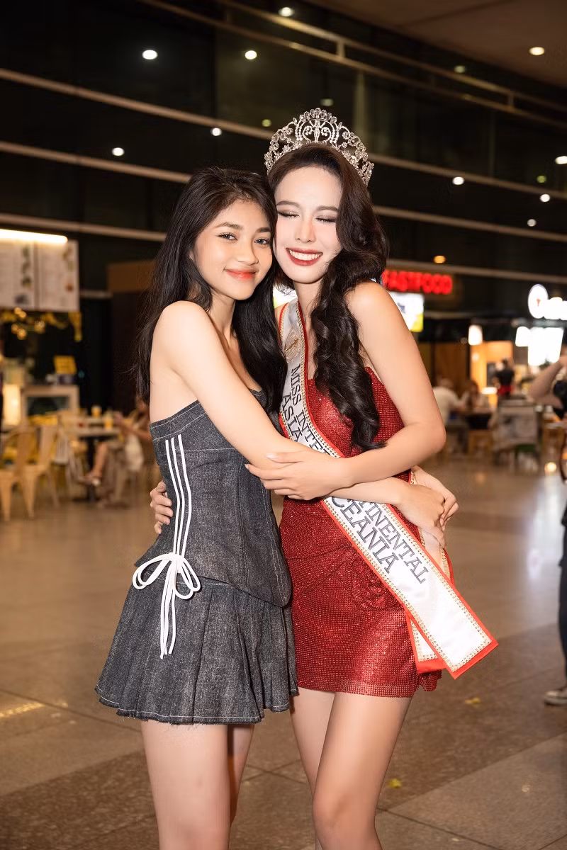 Ngọc Hằng hạnh phúc khi chụp ảnh cùng Minh Kiên.