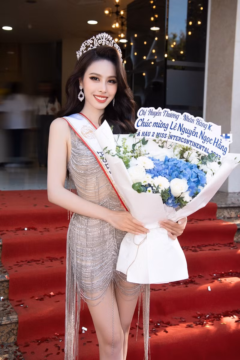 Nàng hậu ghi điểm trong ngày thứ 2 về nước khi diện chiếc đầm màu bạc lấp lánh.