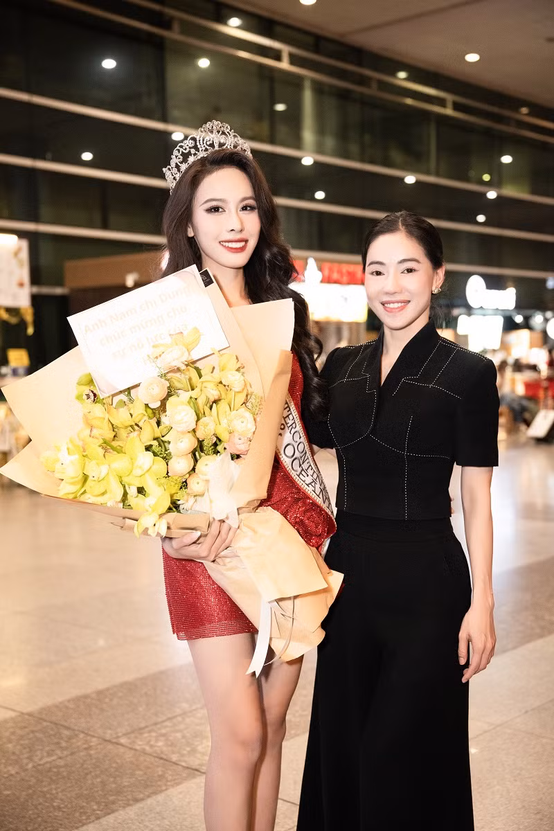 "Bà trùm hoa hậu" dành lời khen cho Ngọc Hằng sau thành tích tại đấu trường nhan sắc quốc tế. Đạo diễn Hoàng Nhật Nam cũng gửi lời chúc mừng đến nàng hậu.