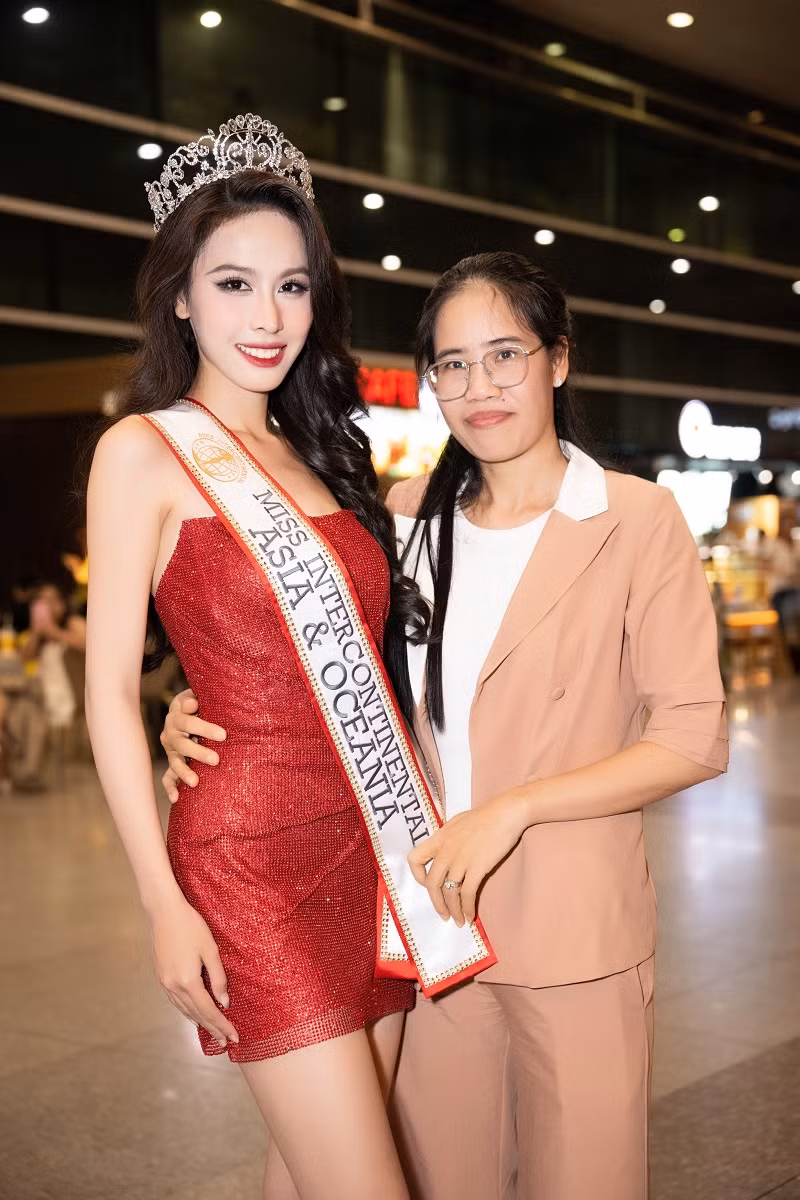 Mẹ của Ngọc Hằng đã có mặt tại sân bay từ rất sớm để đón nàng hậu.