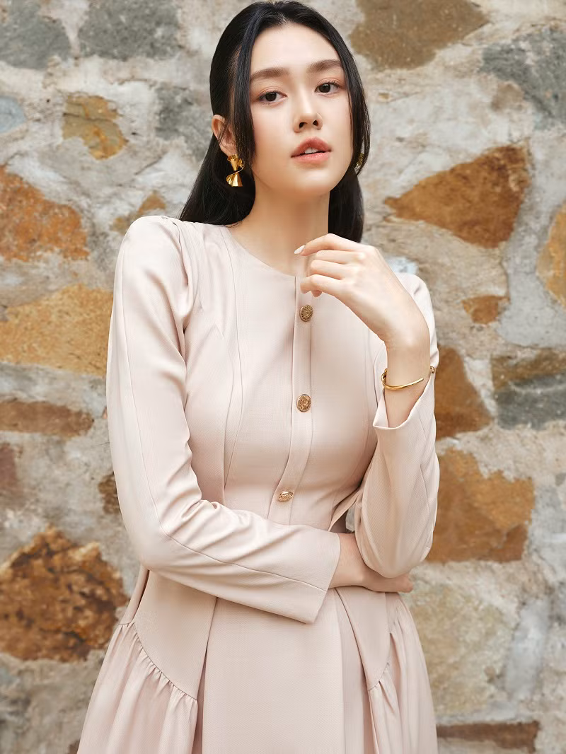 Tường San chia sẻ, cô yêu chuộng phong cách quite luxury và thường xuyên cập nhật thêm kiến thức để mặc đẹp hơn với kiểu mốt này.
