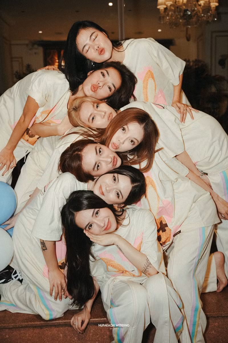 Thời gian qua, Lý Nhã Kỳ thường xuyên góp mặt trong đám cưới của các đàn em. Trước Phương Lan, cô là khách mời trong tiệc cưới của Puka - Gin Tuấn Kiệt.