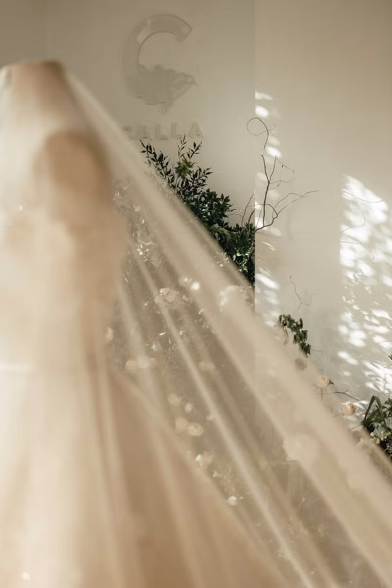 Sự kiều diễm của loài hoa Camellia được thổi hồn vào từng đường nét của mẫu váy.