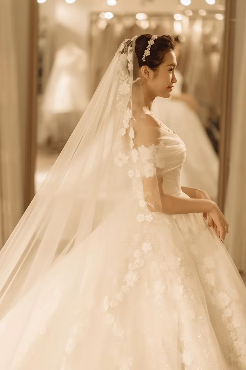 Từng chi tiết thêu ren, viền vai, thắt eo... đều được nhà thiết kế Phương Linh và đội ngũ sáng tạo đặt nhiều tâm huyết, thực hiện vô cùng tinh xảo, kỹ lưỡng để tôn lên nhan sắc ngọt ngào, bờ vai trần mảnh mai cùng vòng eo con kiến của Top 10 Hoa hậu Việt Nam 2020.