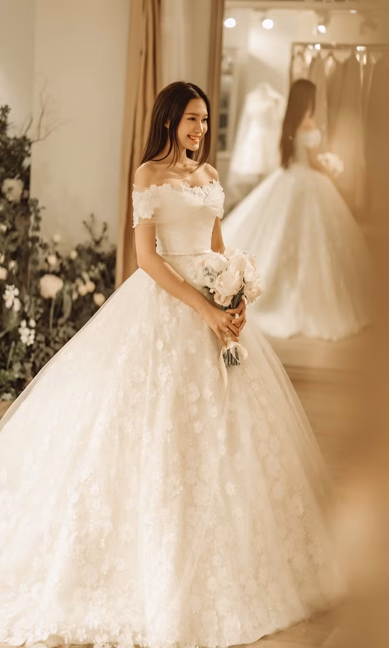 Bên cạnh đó, vẻ đẹp thanh lịch, mong manh và trong trẻo của người đẹp Doãn Hải My cũng chính là nguồn ý tưởng để cho nhà thiết kế Phương Linh tạo nên bộ cánh này.