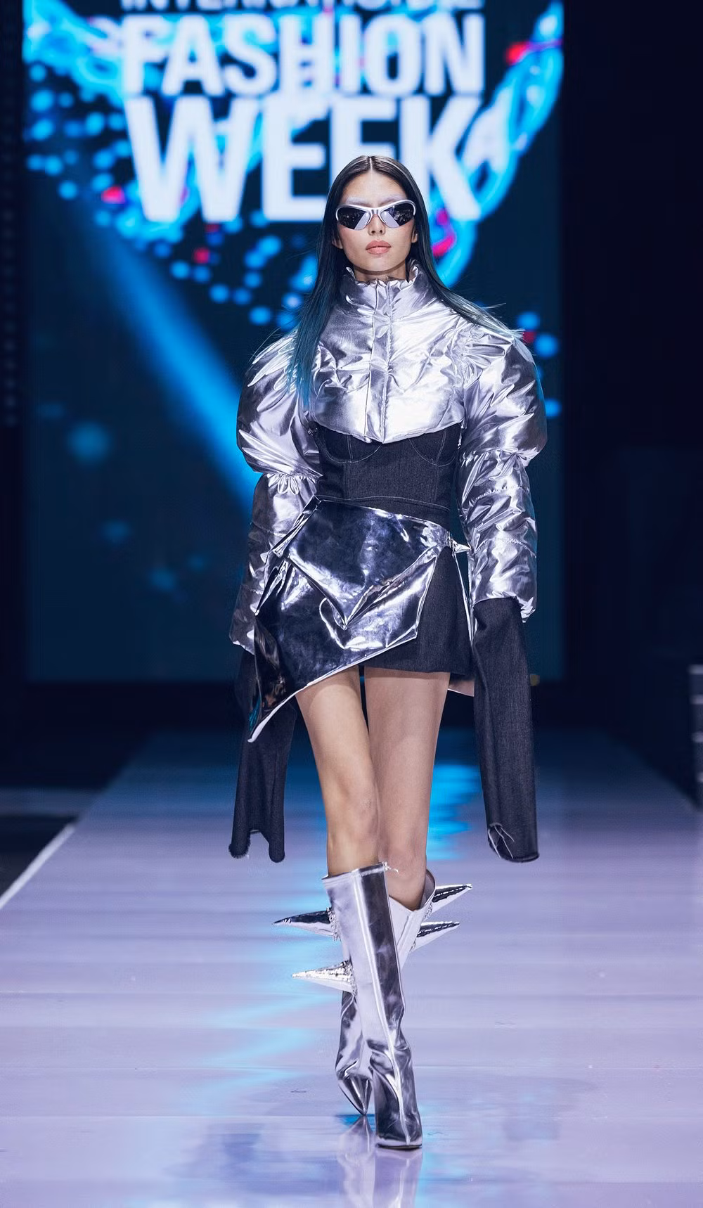 Bộ sưu tập sử dụng chất liệu chủ đạo là da thuần chay, denim tái chế và vải phao. Từ đó, tạo ra những form dáng mới lạ, độc đáo và có phần hơi quái.