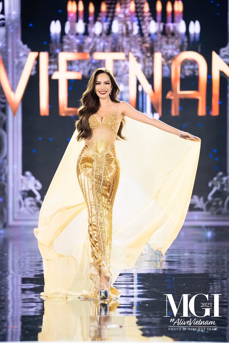 Được biết, style catwalk của Hoàng Phương cũng được lấy cảm hứng với bộ trang phục dạ hội mà NTK Lê Ngọc Lâm đặc biệt thiết kế riêng. Màn trình diễn đầy ấn tượng của nàng hậu nhận được sự ủng hộ của người hâm mộ.