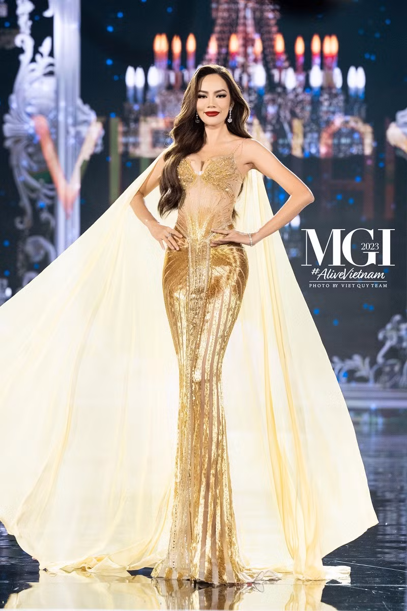 Điểm nhấn trong màn trình diễn của người đẹp Khánh Hòa đó là kết hợp các động tác xoay và bung tà một cách uyển chuyển, mềm mại, đẹp như một chú thiên nga đang nhảy múa.