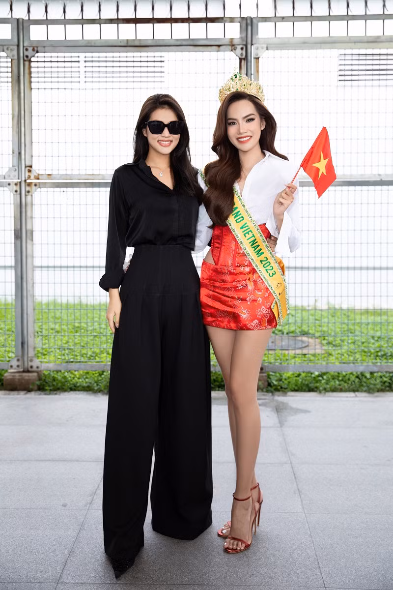 Cô nàng mặc set váy màu đỏ rực rỡ với điểm nhấn là chất liệu gấm hoa truyền thống kết hợp với áo sơ mi hiện đại, trẻ trung. Bộ trang phục giúp nàng hậu khoe trọn body nuột nà cùng đôi chân thon dài.