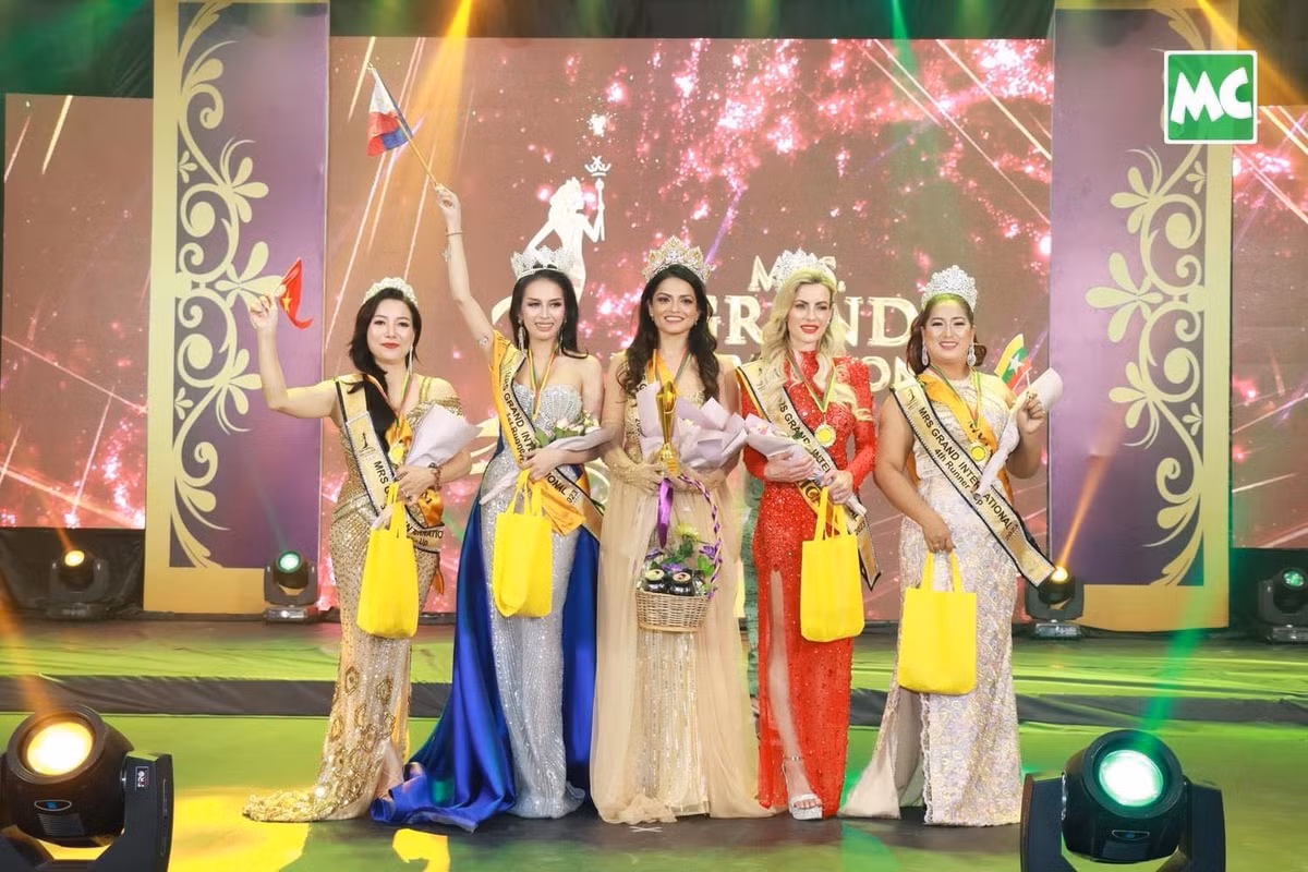 Tại cuộc thi, Minh Huệ đã được ban tổ chức trao giải Á hậu 3 và giải phụ "Trang phục dạ hội đẹp nhất".