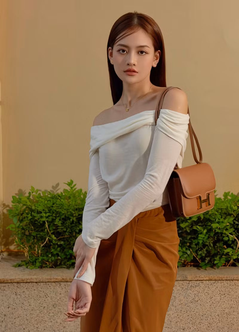 Cũng giống như vai Như Ý trên màn ảnh nhỏ, trong bộ ảnh mới thực hiện trong ngày đông có nắng ấm của Hà Nội, Thùy Anh có dịp khoe nhan sắc và body “thăng hạng" trong những bộ cánh thời thượng. Với thân hình thon thả nhờ chế độ tập gym, boxing và ăn uống theo chế độ khoa học, nữ diễn viên dễ dàng chinh phục được mọi items thời trang, từ váy áo bó sát body đến đồ cut-out hở eo thon.