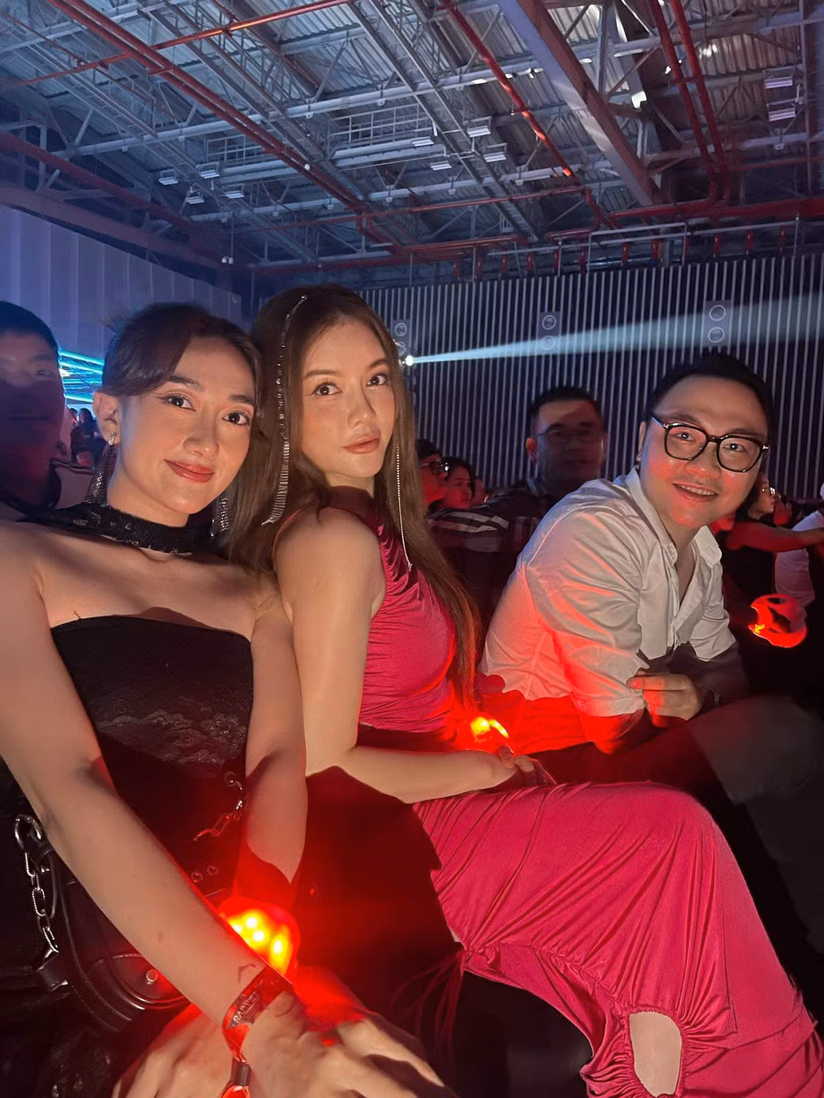 Lý Nhã Kỳ tạo dáng cùng diễn viên Phương Lan tại sự kiện.
